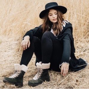 NEW UGG leather boot Fraser slate shearling lined lace up boot. NEW in box